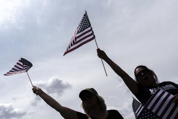 «Это больше подходит России и Северной Корее». Трамп устроит парад в день рождения. Почему ему грозят многомиллионными протестами?