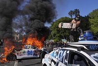 «Это больше подходит России и Северной Корее». Трамп устроит парад в день рождения. Почему ему грозят многомиллионными протестами?