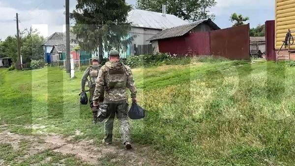 Бойцы ВС РФ в День России передали гуманитарную помощь жителям Курской области