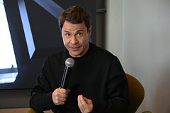 Деревянко застали в компании уехавшего из России телеведущего